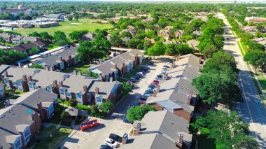 Coppell, Texas 'ta park halinde kalabalık arabaları olan büyük bir çöp tenekesi Dallas Fort Worth Metroplex' te kiralık konut, banliyö konut marketi, hava manzaralı. ABD
