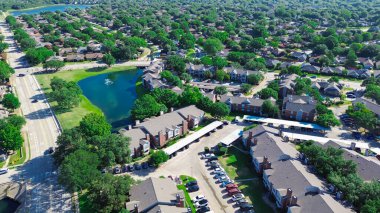 Rıhtım bölgesi karışık apartman kompleksi kiralık evler göller ve göletler ile çevrili tek aile evleri Dallas Fort Worth Metroplex, anten. ABD