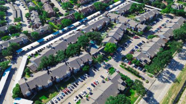 Yüzme havuzu olan lüks bir apartman kompleksi kapalı otoparklarda park edilmiş bir araba Coppell, Texas 'ta açık bir garaj alanı Dallas Fort Worth Metroplex' te kiralık evler. ABD