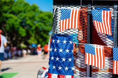 4 Temmuz 'daki bulanık katılımcılar, yoğun Amerikan bayrakları, bayrak, kırmızı beyaz ve mavi flama perdeleri çelik örgülü karavan kamyonu, Bağımsızlık Günü. ABD