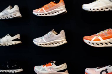 SOUTHLAKE, TX, US-JUNE 12, 2024: On road running shoes on wall raf show at high class spor shop, On Holding AG, İsviçreli spor ayakkabısı, performans ve spor giyimi