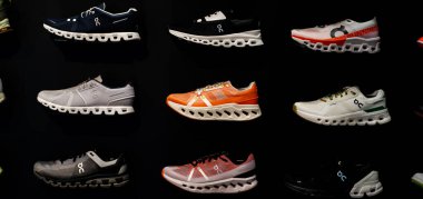 SOUTHLAKE, TX, US-HAZİRAN 12, 2024: Panorama view various premium On road running shoes on wall rafting shop, On Holding AG, İsviçreli sporcu giyimi