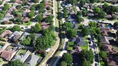 Yüzme havuzlu banliyö evleri, şehrin beton kanalları boyunca uzanan güneş çatısı yerleşim yerlerinden Coppell, Dallas Fort Worth, Teksas 'taki dere boşaltımına, üstgeçişini kolaylaştırıyor.