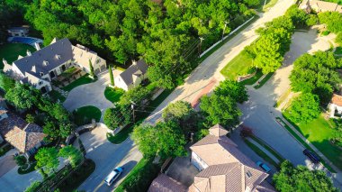 Beton çatı kiremitleri, yüzme havuzu, geniş arka bahçesi Dallas Fort Worth Metroplex 'in kenar mahallelerinde iyi döşenmiş manzarası olan pahalı banliyö malikanelerinin çevresindeki yemyeşil ağaçlar. ABD
