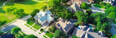 Panorama hava manzaralı banliyö parkı yemyeşil ağaçları zengin yerleşim yerlerindeki büyük konaklarda beton yürüyüş yolları yüzme havuzları beton çatı fayansları Dallas Fort Worth Metroplex. ABD
