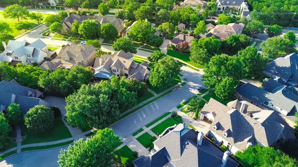 stock image Cul-de-sac dead-end street in wealthy suburban neighborhood with large mansion houses in lush greenery forested area, green cityscape in suburbs Dallas Fort Worth metroplex, parkside, aerial view. USA