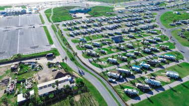 Büyük karavan parkının yanındaki büyük rıhtım otoparkları. Uzun sıra eğlence araçları, karavanlar uzun palmiye ağaçları, Güney Padre Adası, hava manzaralı ana güç kaynağı, Texas. ABD