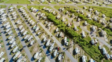 Palmiye ağaçları ve yeşil zemin kaplaması Büyük karavan parkında uzun sıra eğlence araçları karavan tekneleri, Güney Padre Adası Körfez Kıyısı, hava manzaralı kampçılar, elektrik bağlantısıyla, Texas. ABD