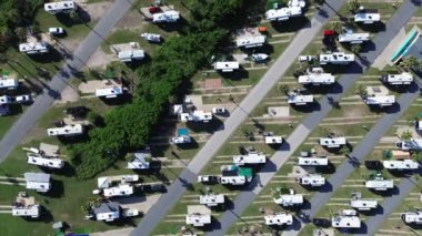 Uzun beton bloknotlar, park halindeki karavan parkında park etmiş araçlar, Texas, South Padre Adası plajında, uzun palmiye ağaçları, piknik masalı modern zemin ambalajı, ateş halkaları.