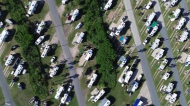Düz üstgeçit görüşlü karavan kampçıları seyahat karavanları, arabalar, karavan alanlarında beton yastıklı botlar, Güney Padre Adası plajında tam teçhizat, Texas, eğlence araçları parkı.