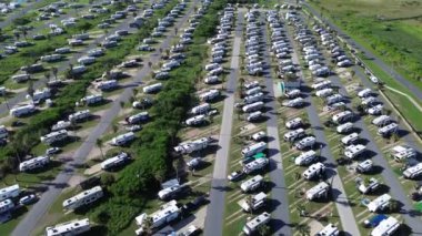 Seyahat karavanı, araba ve karavan dolu uzun bir sıra Beton yastıklı karavan sitelerinde botlar, tam bağlantıları olan piknik masası Güney Padre Adası plajı, Teksas 'ta eğlence araçları parkı