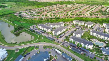 Lakeside tek kişilik aile evleri, metal çatı kompleksi, Pflugerville 'de şehir merkezi Austin' in hızlı büyüyen kenar mahalleleri, Round Roc Metropolitan İstatistik Bölgesi, hava manzarası. ABD