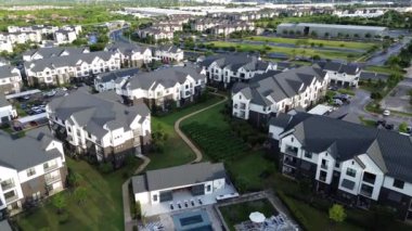 Metal çatılı yeni apartman kompleksinde yüzme havuzu ve tatil yeri tarzı konforlar, Pflugerville 'de çiftlik evi tarzı kiralama, Kuzey Austin' in hızlı büyüyen şehir banliyöleri, üstgeçit.