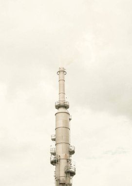 San Antonio, Teksas 'taki işlenmemiş petrol rafinerisi fabrikasından kapalı gökyüzü altındaki egzoz dumanı bulutları altında gaz patlaması ya da patlama yığını, rafine petrol ürünlerinin ana hava kirleticilerinin kaynağı. ABD