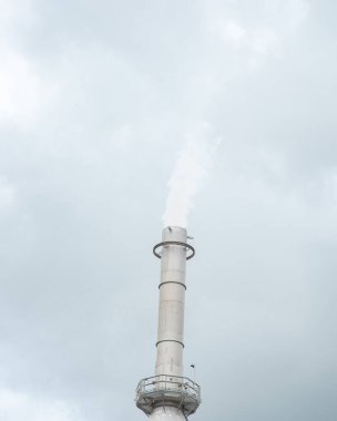 San Antonio, Teksas 'taki ham petrol rafinerisi fabrikasından kapalı hava kirleticilerinin ana kaynağı olan hava kirleticilerinin rafine edilmiş petrol ürünlerinin bulutları altında gaz bulutları bulunan yakın çekim gaz patlaması veya patlama yığını. ABD