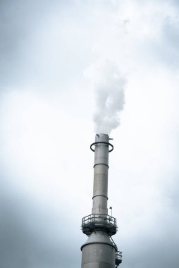 San Antonio, Teksas 'taki işlenmemiş petrol rafinerisi fabrikasından kapalı gökyüzü altındaki egzoz dumanı bulutları altında gaz patlaması ya da patlama yığını, rafine petrol ürünlerinin ana hava kirleticilerinin kaynağı. ABD