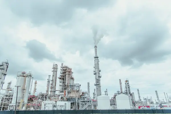 stock image Oil cracking refinery complex with tankage, distillation unit, steam, power, water-treatment plants, gas flare or flare stack clouds of exhaust fumes in San Antonio, Texas, gasoline production. USA