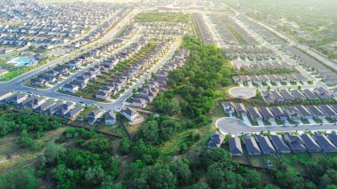 San Antonio, Teksas 'ın doğusundaki Talley Yolu boyunca yeni inşaat evleri, yemyeşil banliyö mahallesi iki katlı evler çitle çevrili arka bahçeler, çıkmaz sokak şekilli anahtar deliği, hava manzarası. ABD