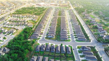 Şehir geneli banliyö mahallesi uzun sıra yeni gelişmeler iki katlı evler oldukça meskun caddeler San Antonio 'nun doğusunda çıkmaz sokak, TX, hava manzaralı. ABD