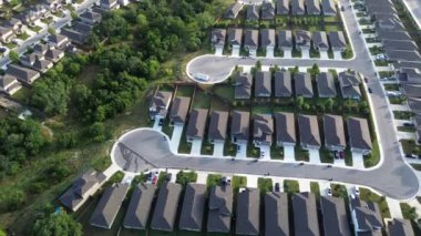 Üstgeçitten geçen sokağın sonu çıkmaz sokak. Yeni inşaat banliyöleri, iki katlı evler, çatı döşemeleri, San Antonio, Teksas 'ın doğusunda çitle çevrili arka bahçe, yemyeşil ağaçlar.