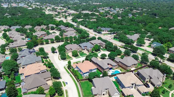 stock image Cul-de-sac keyhole shape street in quite residential neighborhood upscale mansion houses with swimming pool, well-trimmed landscape in Coppell, Dallas suburbs DFW Metroplex, Texas, aerial view. USA