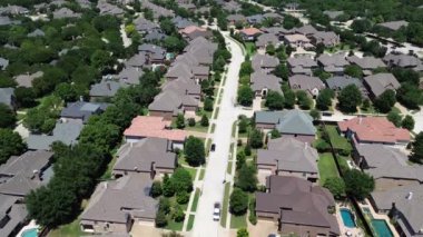 Lüks banliyölerdeki büyük malikane sırasındaki yerleşim yerleri yüzme havuzları, renkli kiremitli çatılar Coppell 'deki yemyeşil ağaçlar, Dallas DFW Metroplex' in banliyöleri, üstgeçitler.