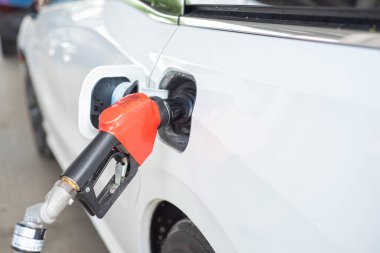 Kenar manzaralı benzin pompası, San Antonio, Teksas 'taki benzin istasyonu, petrol ve benzin, ulaşım arka planında sürgülü kapısı olan modern büyük SUV minivan vagonuna dolduruluyor. ABD