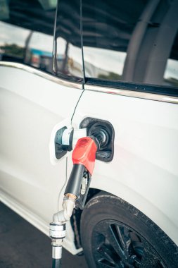 Benzin pompası mandalı kilidi takılı modern büyük SUV minivan arabasının kapsülsüz yakıt doldurucusu San Antonio, Teksas 'taki benzin istasyonunda yakıt ikmali aktifleştiriyor, petrol ve benzin, ulaşım geçmişi. ABD