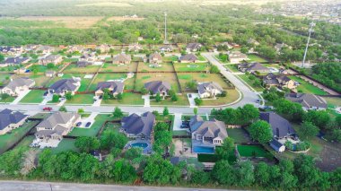 San Antonio, Teksas 'ın batısında yeni inşaat banliyöleri ve kentsel alan, ekstra büyük arazi, yüzme havuzu, güneş çatısı, yemyeşil, hava manzaralı iki katlı evler. ABD