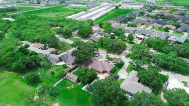 Calallen, Nueces County, Corpus Christi 'de, orta gelirli evlerde, Güney Teksas' ta, antenli, tek aile çatıları olan banliyö yerleşim yerlerinin yakınındaki depolama birimleri. ABD