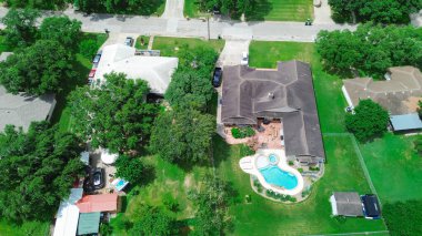 Ekstra büyük bir arazide bulunan banliyö evleri, çimenli arka bahçeler, Calallen, Nueces County, Corpus Christi 'deki depolama kulübeleri, Güney Teksas' taki orta gelirli evler, hava manzaralı evler. ABD