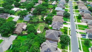 Calallen, Nueces County, Corpus Christi 'de güneş paneli çatıları olan, tabeladan yapılma, Güney Teksas' ta orta gelirli ev ağaçları olan huzur dolu bir ev. ABD