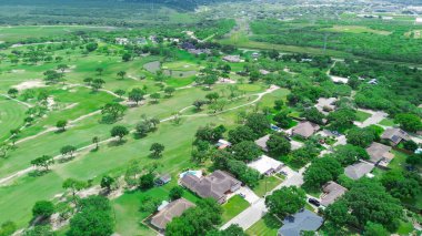 Nueces County, Corpus Christi 'deki Hazel Bazemore Calallen Parkı yakınlarındaki büyük golf kulübü golf sahası, banliyödeki tek aile evleri, Güney Teksas' taki yemyeşil ağaçlar, hava manzarası. ABD