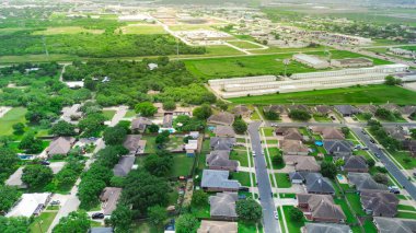 Calallen, Nueces County, Corpus Christi 'de, orta gelirli evlerde, Güney Teksas' ta, antenli, tek aile çatıları olan banliyö yerleşim yerlerinin yakınındaki depolama birimleri. ABD