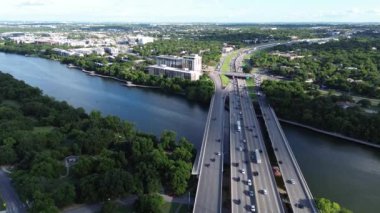 Chicano Parkı yakınlarındaki yemyeşil Colorado Nehri otoyol köprüsü üzerinde yoğun trafik var. 35 numaralı otoyol şehir merkezinden Riverside Mahallesi 'ne, güneşli mavi bulutlu gökyüzü.