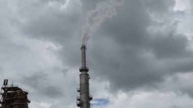 San Antonio, Teksas 'taki ham petrol rafineri fabrikasının bulutlu gökyüzü altındaki egzoz dumanı bulutları ile çalışan gaz patlamaları ya da alev yığınları, rafine petrolün bir kısmı olan hava kirleticilerinin ana kaynağı.