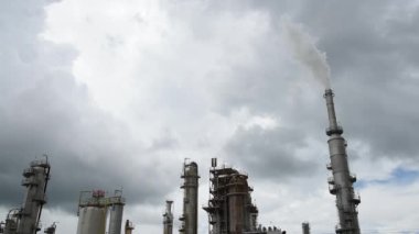 Tansiyon, damıtma ünitesi, buhar, elektrik, su arıtma tesisi, gaz patlaması veya patlama bulutları içeren büyük petrol kırma rafinerisi San Antonio, Teksas, benzin endüstrisi