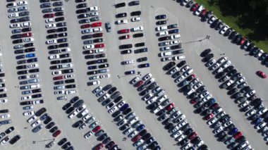 Arabalar etrafta dolanıp park yeri arıyorlar. Arlington, Texas 'ta bir sürü elektrikli, benzinli araç, paralel model, kaldırım işareti numarası, metropolitan park yönetimi.