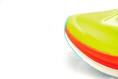 Beyaz arka planda izole edilmiş yüksek kaliteli koşu ayakkabıları, iç orta ayak kafesi yarışına uygun ayak sarılması performansa hazır, optimal hava dolaşımı. ABD