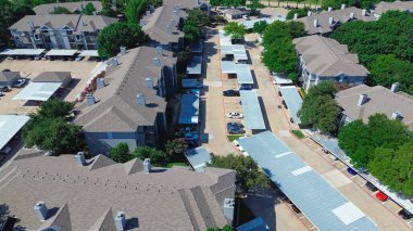 Kuzey Arlington, Texas 'taki yüksek meşe ağaçlarıyla çevrili bir apartman kompleksi. Kiralık, çok katlı, çok katlı apartmanlı, kiremitli çatısı ve havası olan apartmanlar. ABD