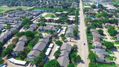 Kuzey Arlington 'da Ascension Bulvarı boyunca tek kişilik evler ve apartman kompleksi var. Su kulesi geçmişi var. Otopark evleri, hava manzarası var. ABD