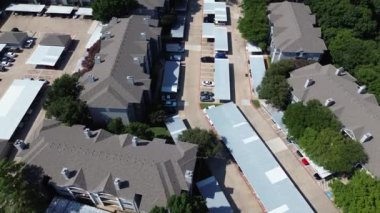 Kuzey Arlington, Teksas 'ta, banliyö parkının yakınındaki büyük apartmandaki kapalı otopark binası. Çok katlı kiralık evler Dallas Forth Worth Metroplex' in banliyöleri, üstgeçit.