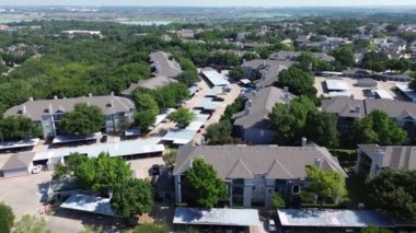 Planlanan Viridian Gölü, Kuzey Arlington, Teksas yakınlarındaki kapalı otoparkı olan apartman binası. Şehir ormanı yemyeşil kiralık, yerleşim mahalli, üst geçitli.