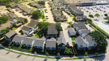 Kuzey Arlington, Teksas 'ta büyük bir açık hava parkı olan bir mahalle Green Oaks Bulvarı, Dallas Fort Worth banliyösü, hava manzaralı dar bir aile evi. ABD