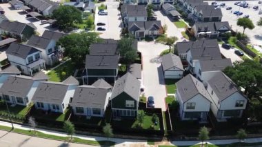 Kuzeydoğu Green Oaks Bulvarı boyunca kiralanan yepyeni, tekil aile evleri Kuzey Arlington, Teksas 'ta Dallas Fort Worth Metroplex banliyölerinde ayrı av tüfeği tarzı evler.