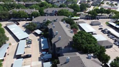 Geniş apartman kompleksi, marketin yanındaki otopark binası, dar arazi evlerinin olduğu yerleşim yerleri, Kuzey Arlington, TX