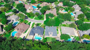 Kuzey Arlington, Teksas 'taki yeşil yerleşim bölgesi yakınlarında yeşil kuşak sürdürülebilir kentsel planlama Dallas banliyölerinde yüzme havuzlu evleri doğal açık alan ve havası olan evleri azaltıyor. ABD