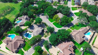 Yeşil bölgedeki Cul-de-sac caddesi banliyö mahallesindeki yüzme havuzlu büyük malikaneler, sürdürülebilir şehir planlaması emisyonları azaltıyor, Kuzey Arlington, Teksas, hava manzarası. ABD