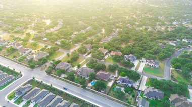 San Antonio, Teksas 'ın batısındaki banliyö yerleşim bölgesini çevreleyen yemyeşil alanlar, iki katlı evler çatılar, yüzme havuzları, bölme çitleri, antenler. ABD