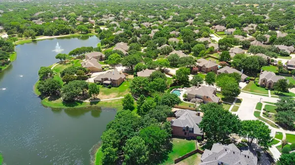 stock image Water fountain in lakeside residential neighborhood in Keller, Tarrant County, Texas, suburbs Dallas Fort Worth metroplex, upscale two-story suburban houses, swimming pool, mature trees, aerial. USA